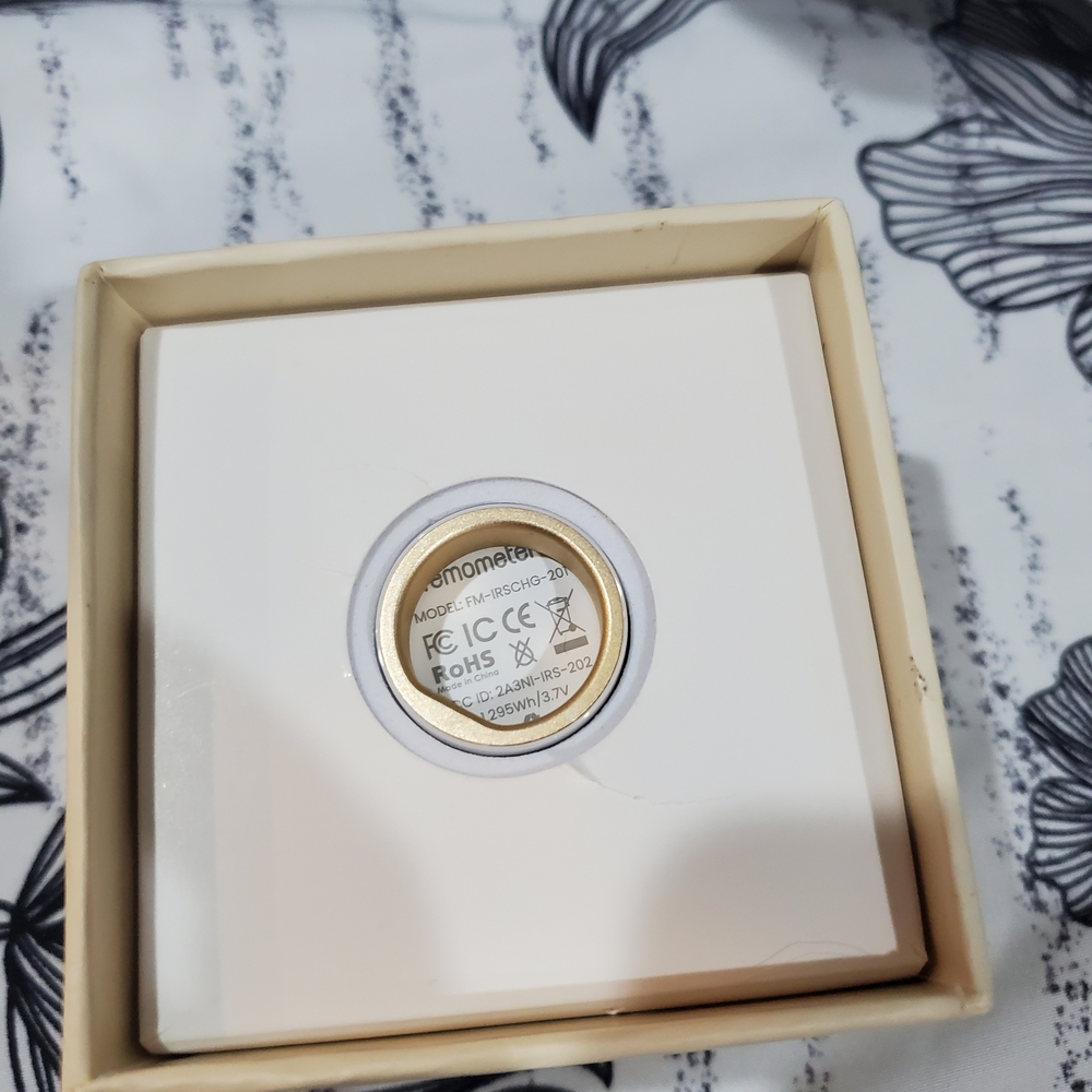 Elegant White and Gold Women's Ring - Picture 2 of 3